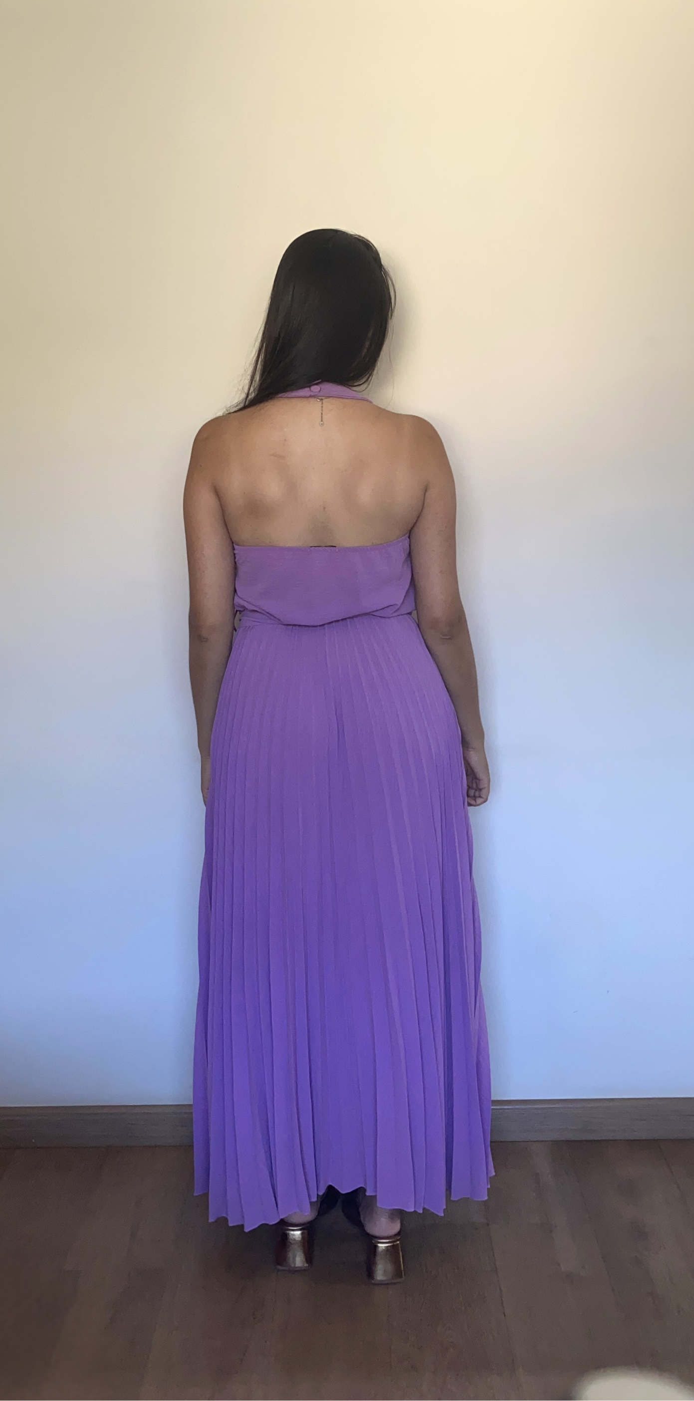Vestido longo lavanda com saia plisada
