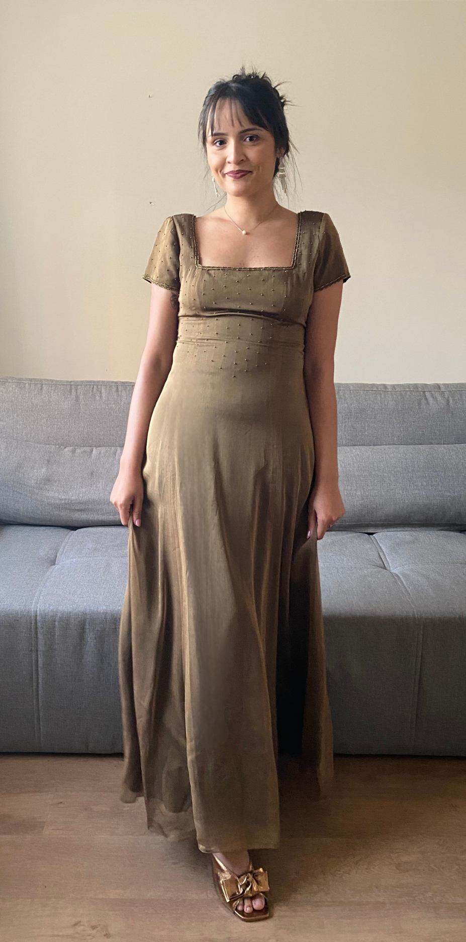 Vestido verde oliva longo com mangas