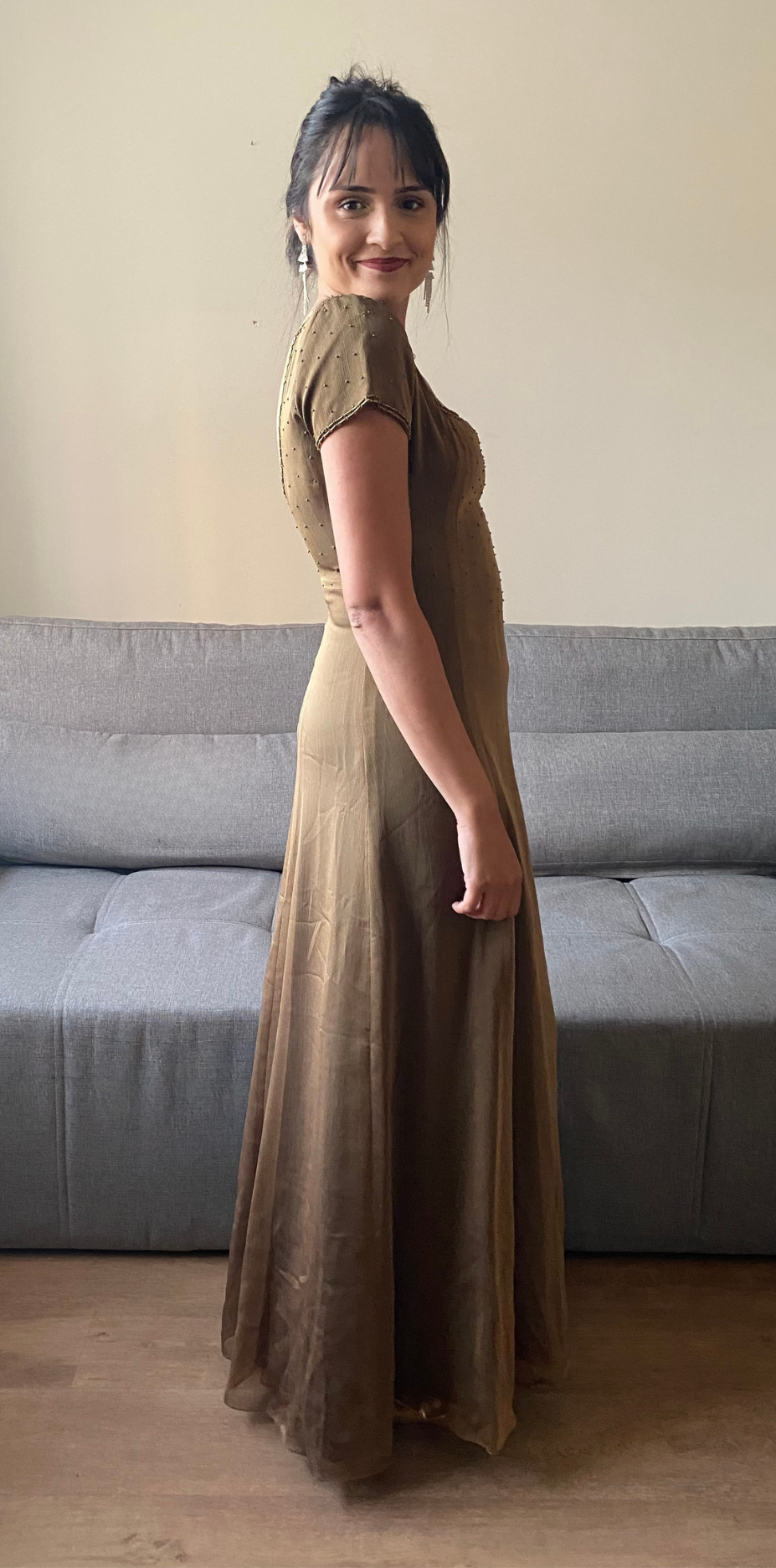 Vestido verde oliva longo com mangas