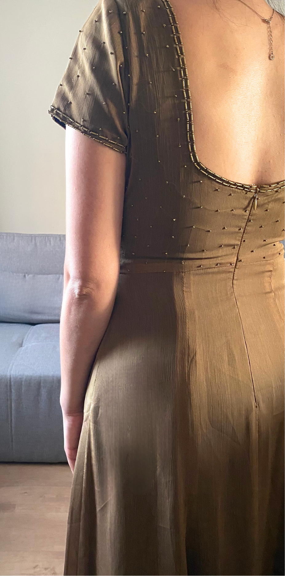 Vestido verde oliva longo com mangas