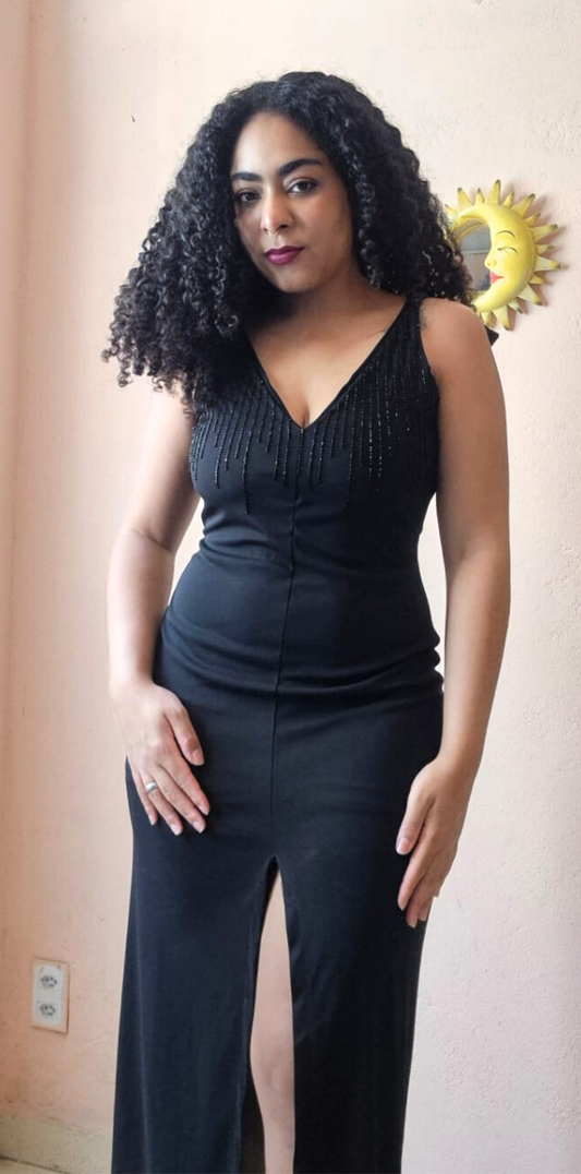 Vestido preto com decote em V