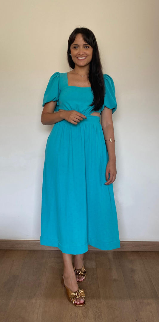 Vestido azul serenity com mangas bufantes e recorte lateral