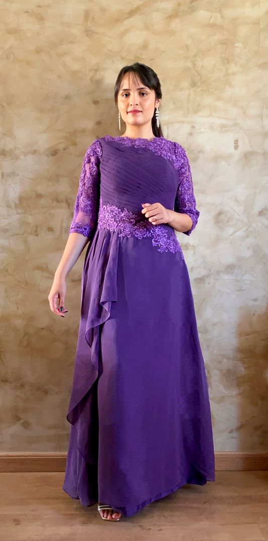 Vestido de festa roxo com mangas meia estação