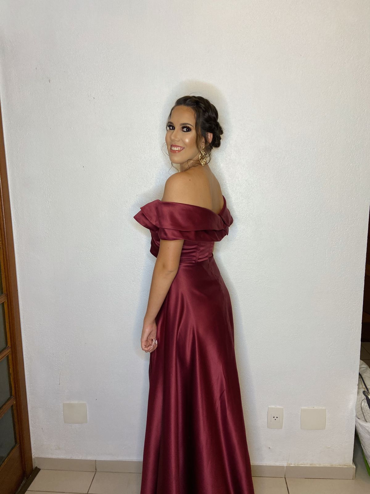 Vestido bordô acinturado com mangas tomara que caia