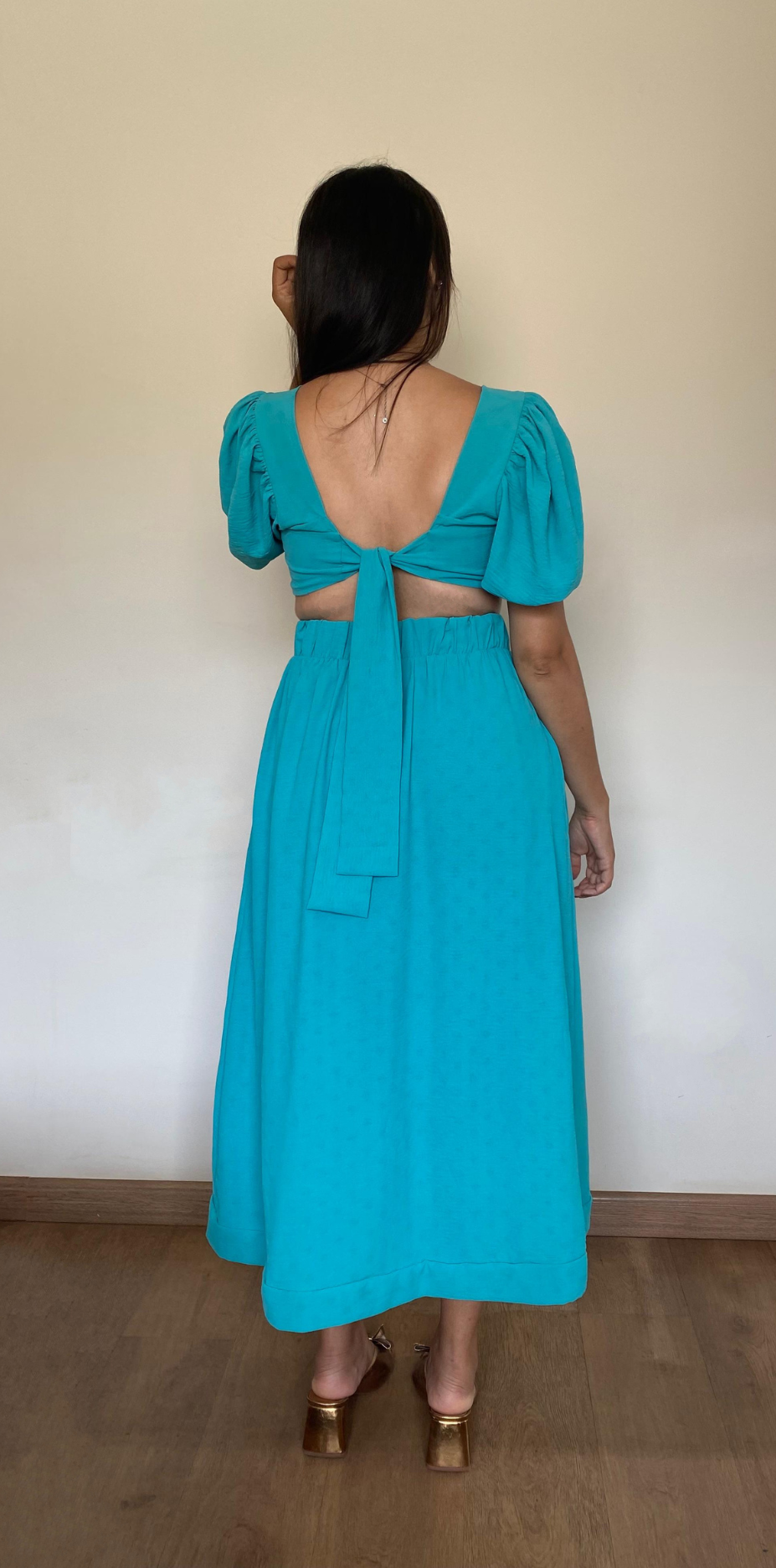 Vestido azul serenity com mangas bufantes e recorte lateral