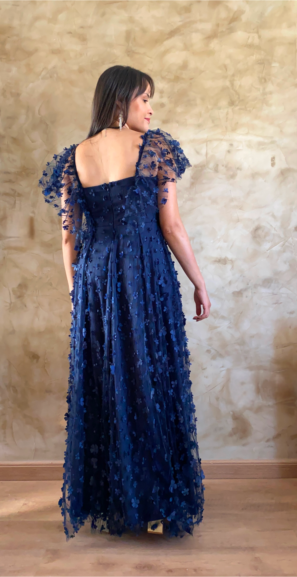 Vestido longo de festa azul marinho com apliques de flores em 3D