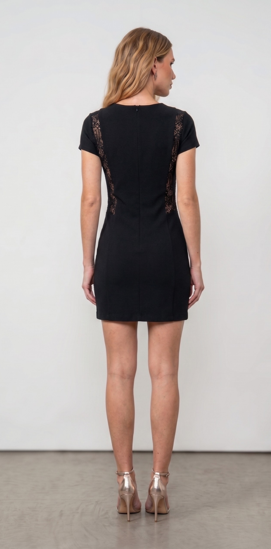 Vestido Curto Preto com Mangas e Renda Lateral