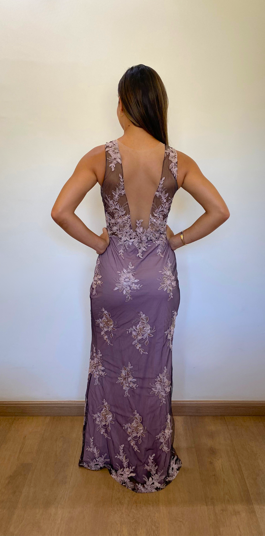 Vestido de festa longo com renda floral e decote profundo