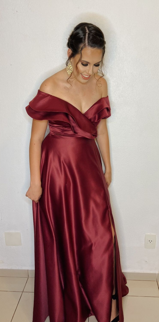 Vestido bordô acinturado com mangas tomara que caia
