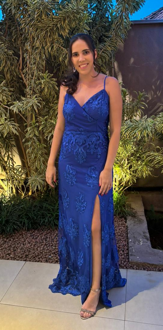Vestido longo azul royal bordado com alças finas e fenda lateral