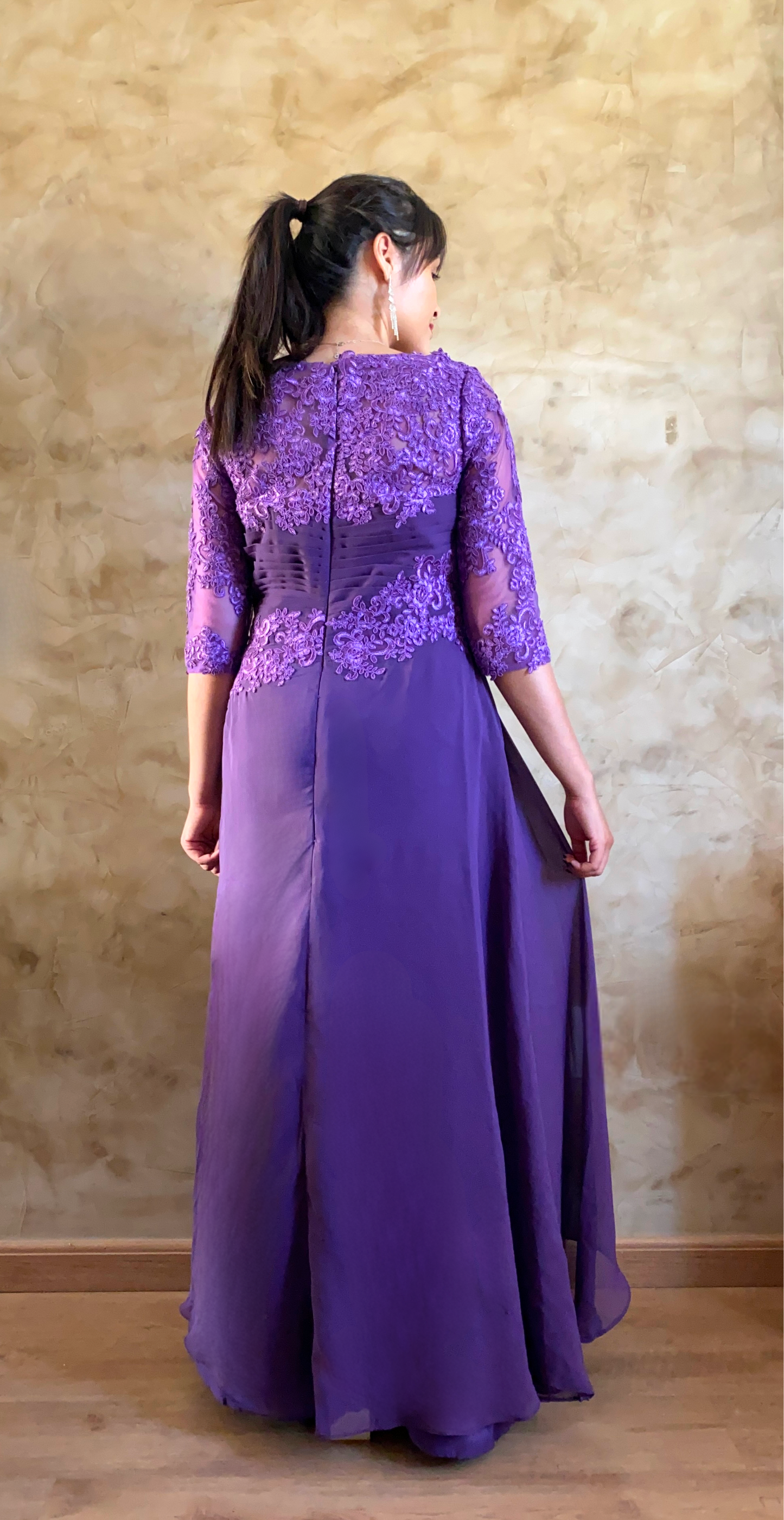 Vestido de festa roxo com mangas meia estação