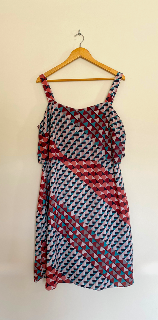 Vestido curto com estampa geométrica
