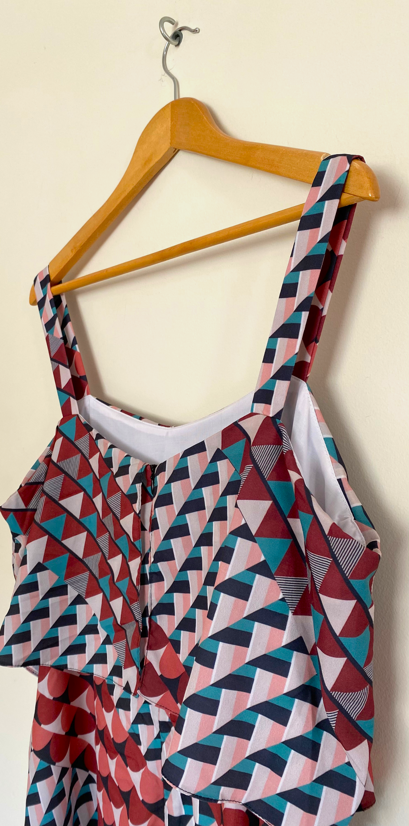 Vestido curto com estampa geométrica