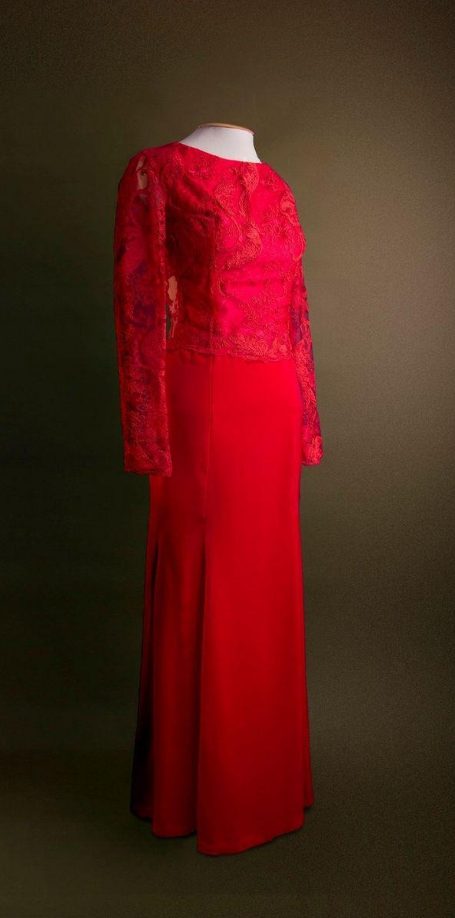Vestido Longo Vermelho com Detalhes em Renda