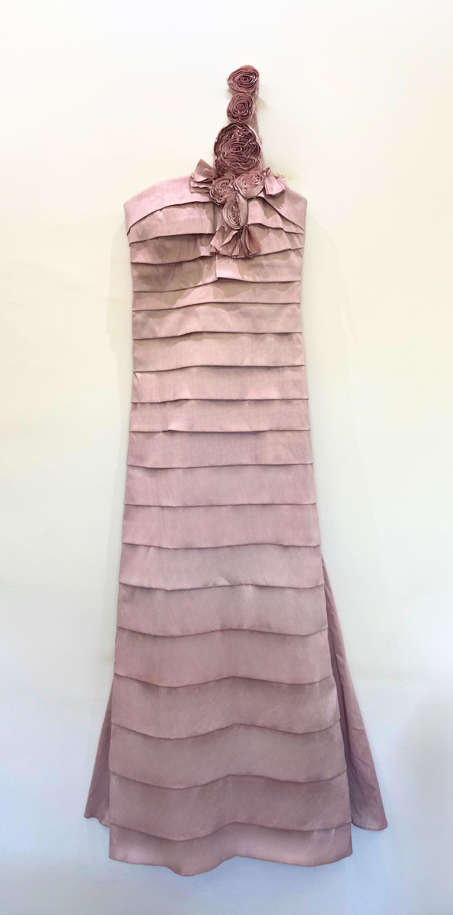 Vestido Roma em camadas com flores no ombro
