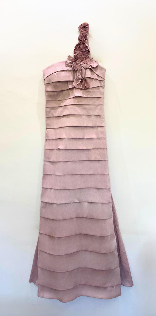 Vestido Roma em camadas com flores no ombro
