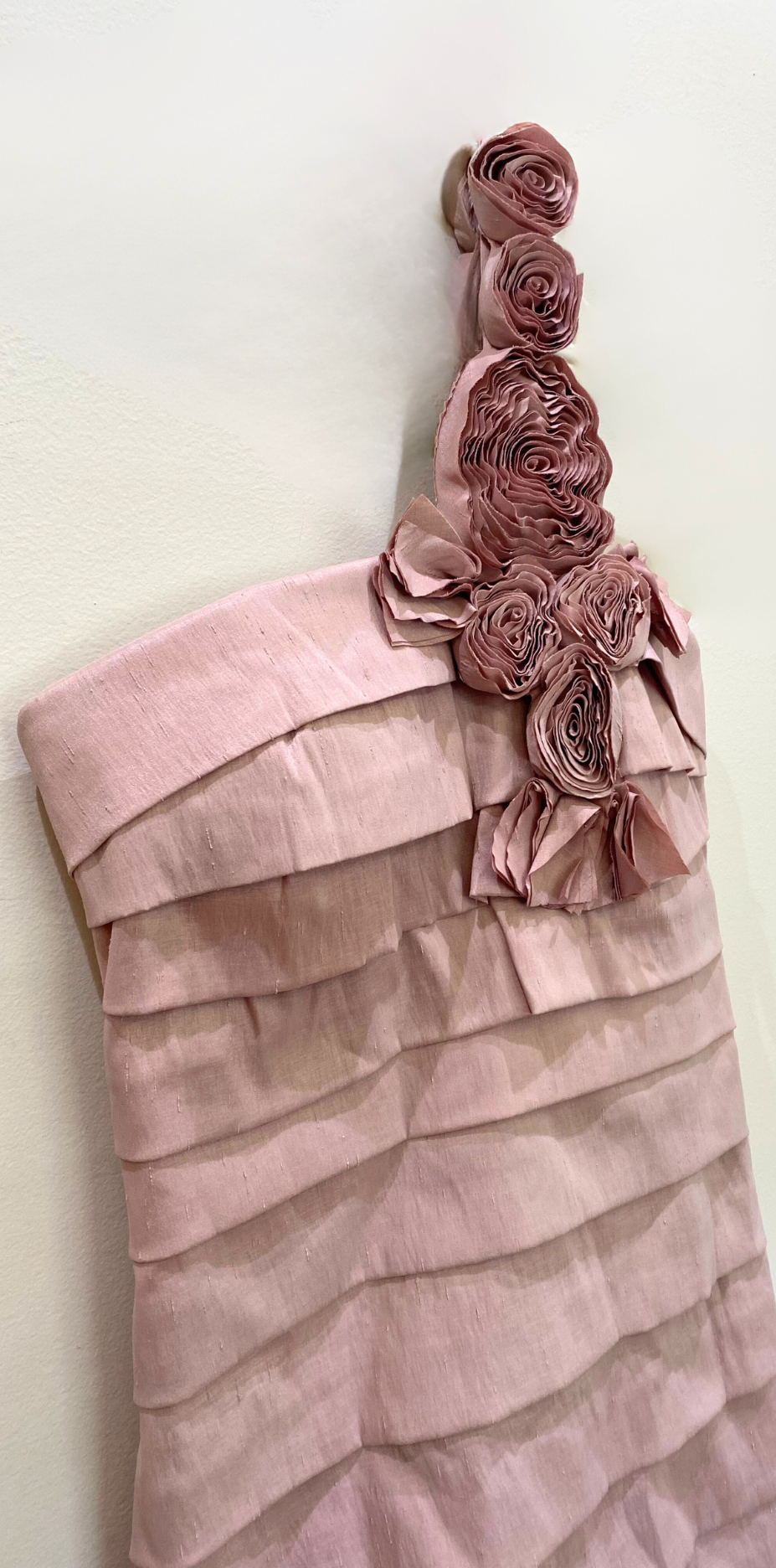 Vestido Roma em camadas com flores no ombro