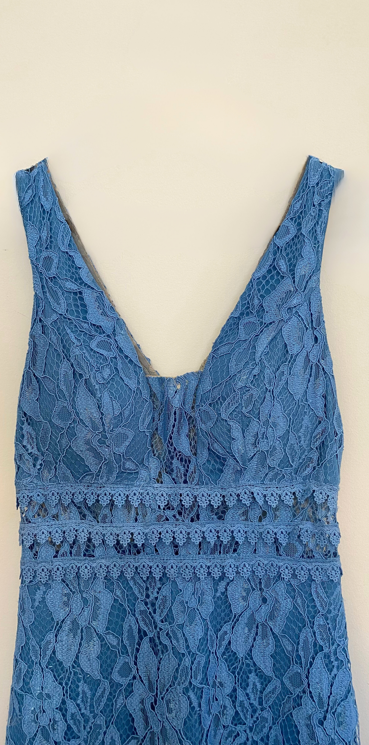 Vestido longo em renda azul com decote em V