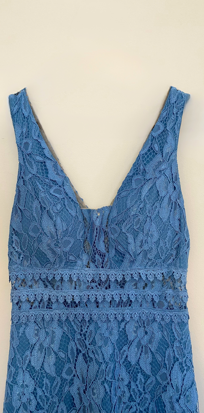 Vestido longo em renda azul com decote em V