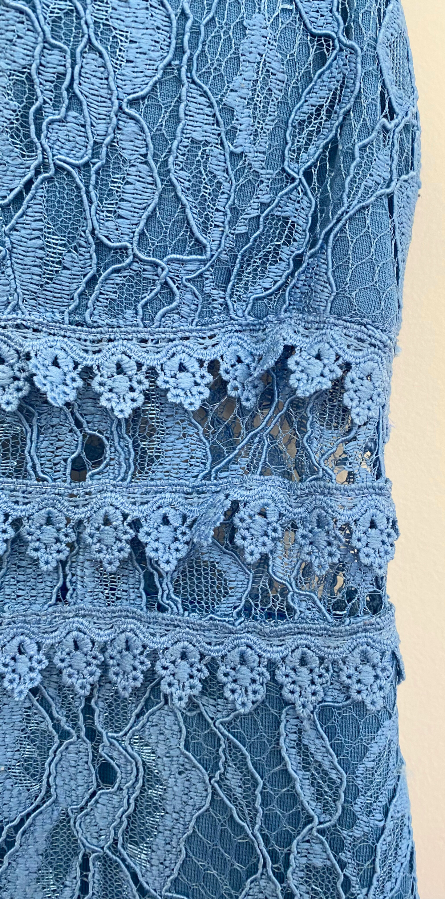 Vestido longo em renda azul com decote em V