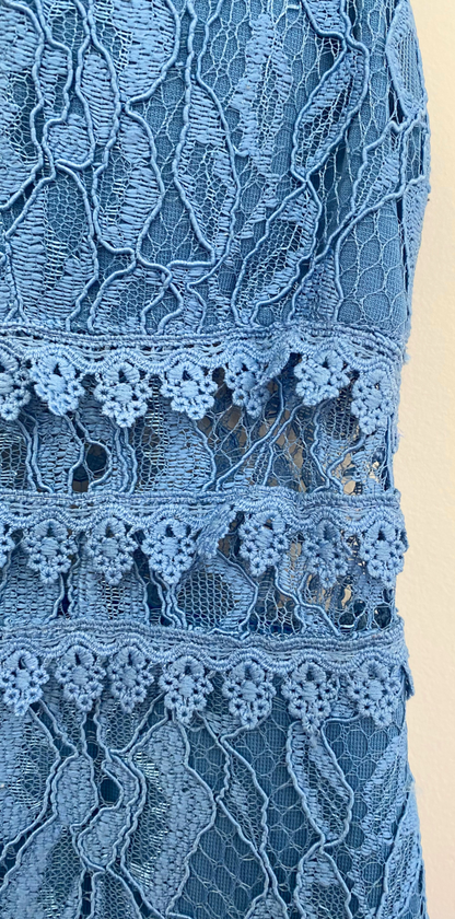Vestido longo em renda azul com decote em V