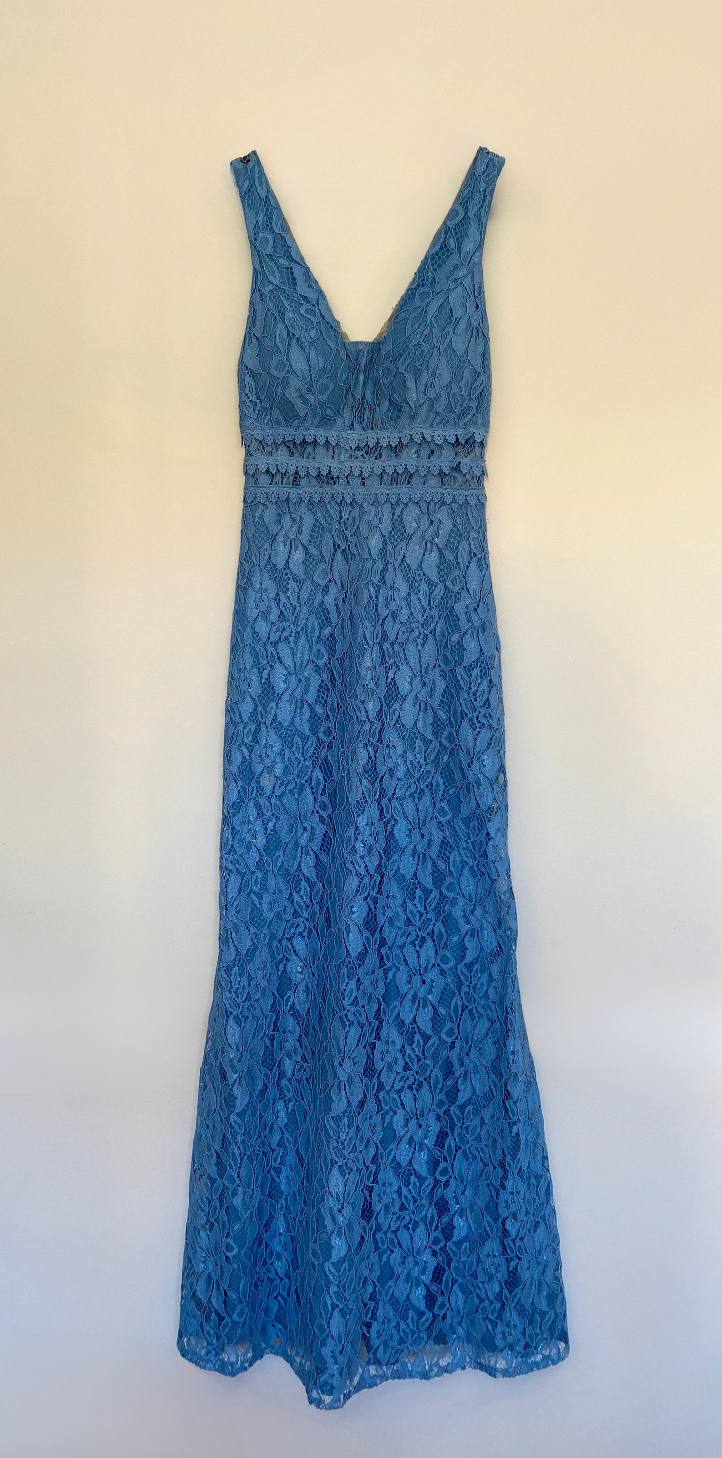 Vestido longo em renda azul com decote em V