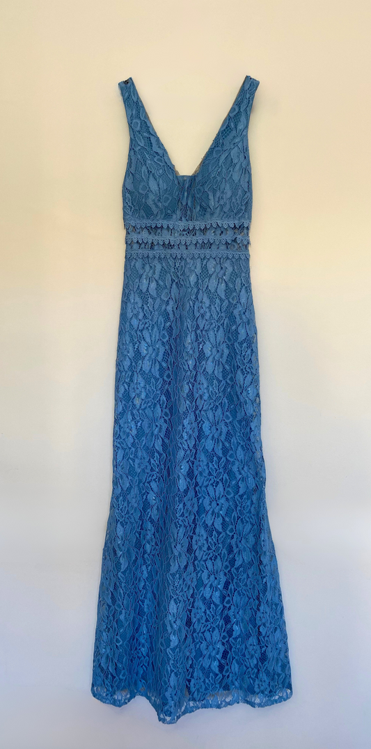 Vestido longo em renda azul com decote em V