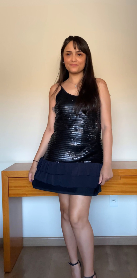 Vestido Preto de Paetês e Camadas