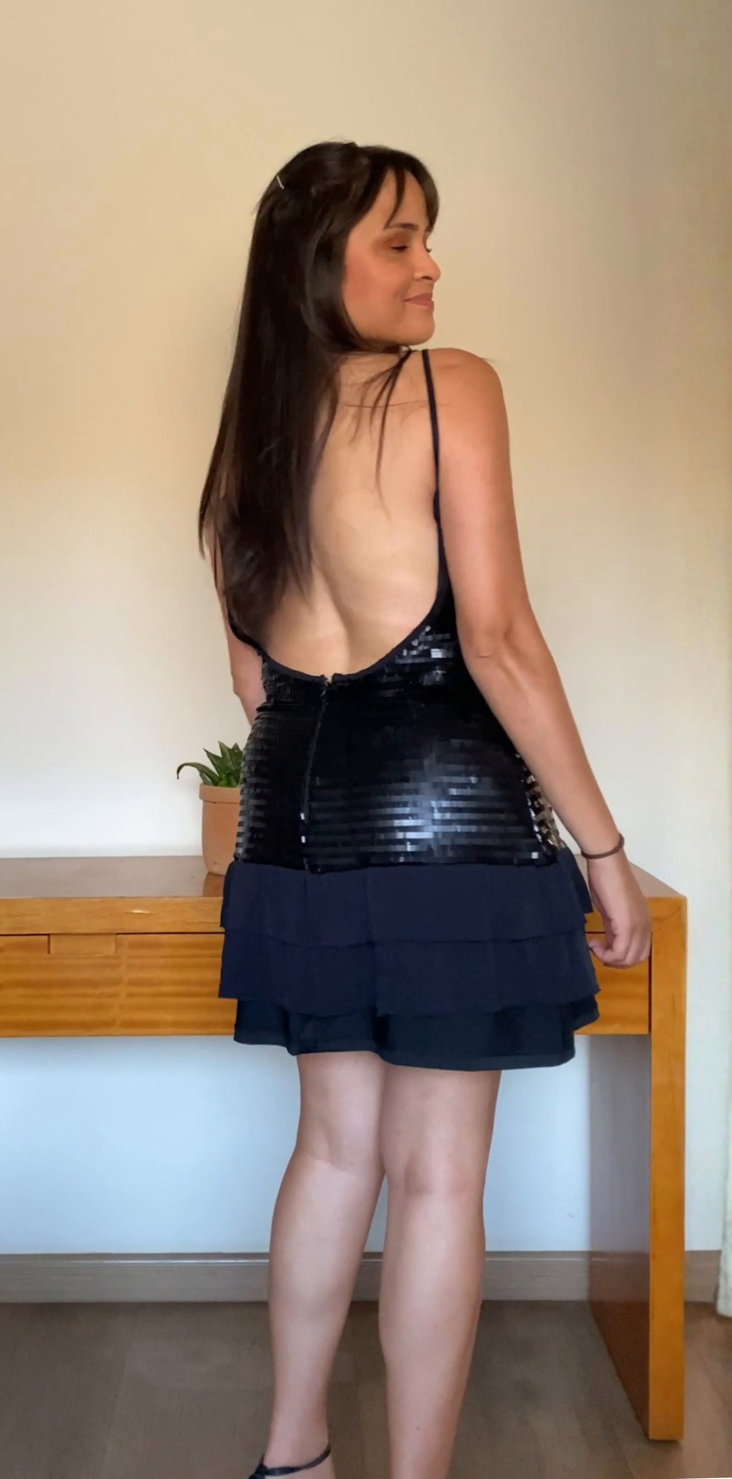 Vestido Preto de Paetês e Camadas