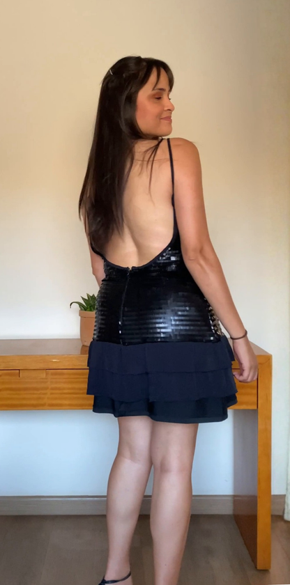 Vestido Preto de Paetês e Camadas