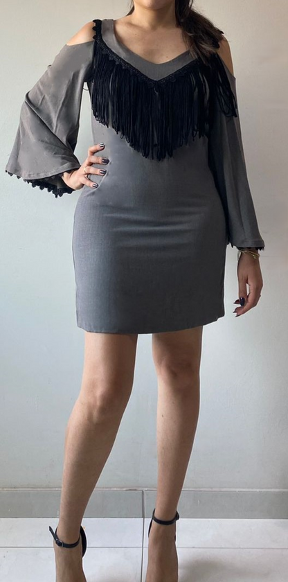 Vestido preto curto com franjas e mangas flare
