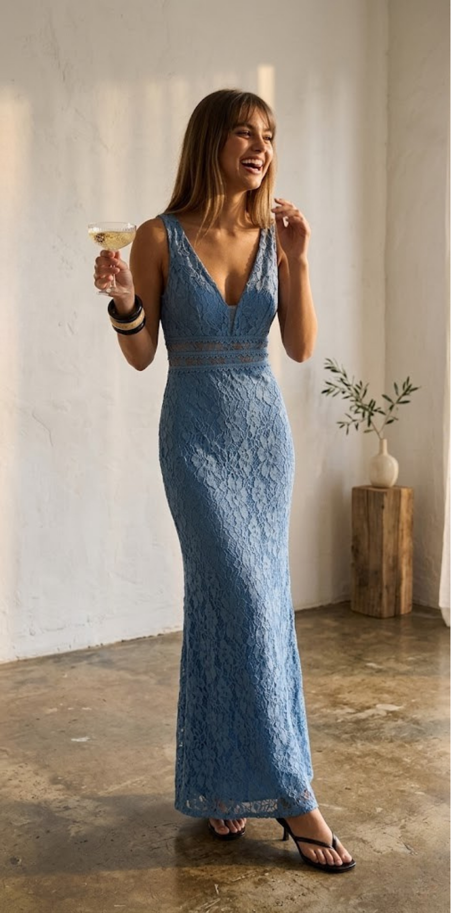 Vestido longo em renda azul com decote em V