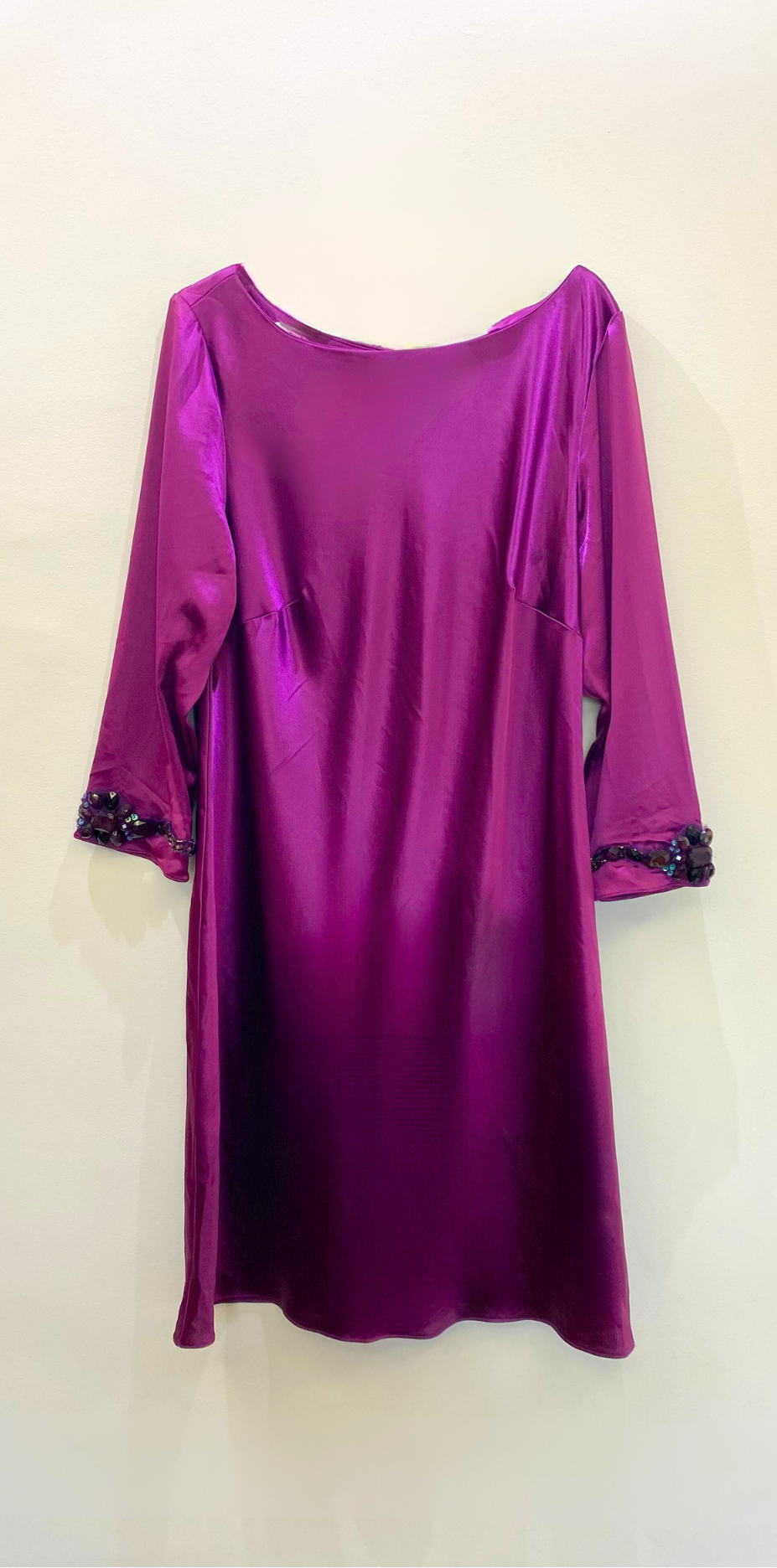 Vestido magenta curto com mangas