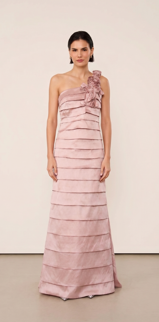 Vestido Roma em Camadas com Flores no Ombro