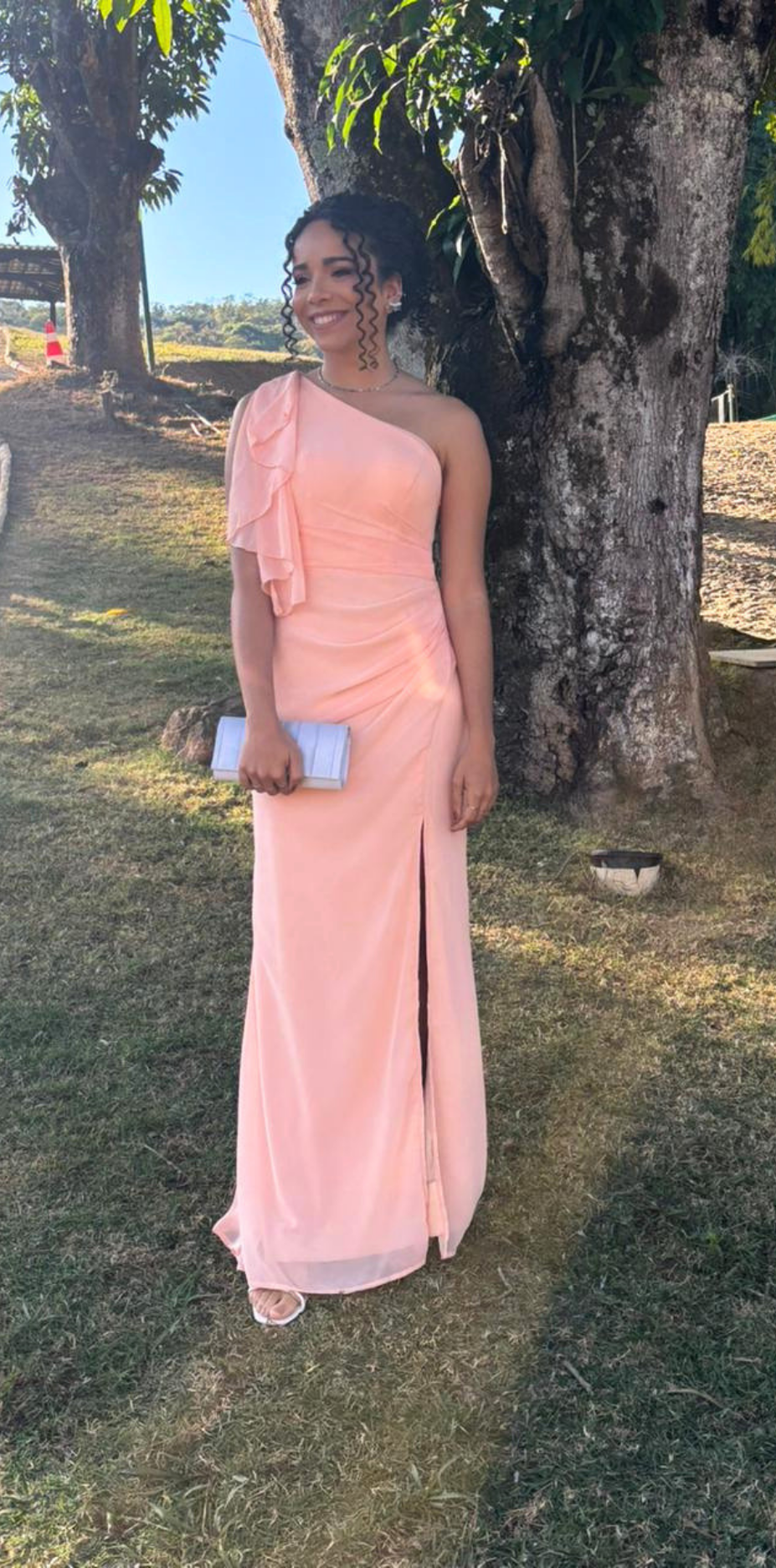 Vestido longo de um ombro só pêssego