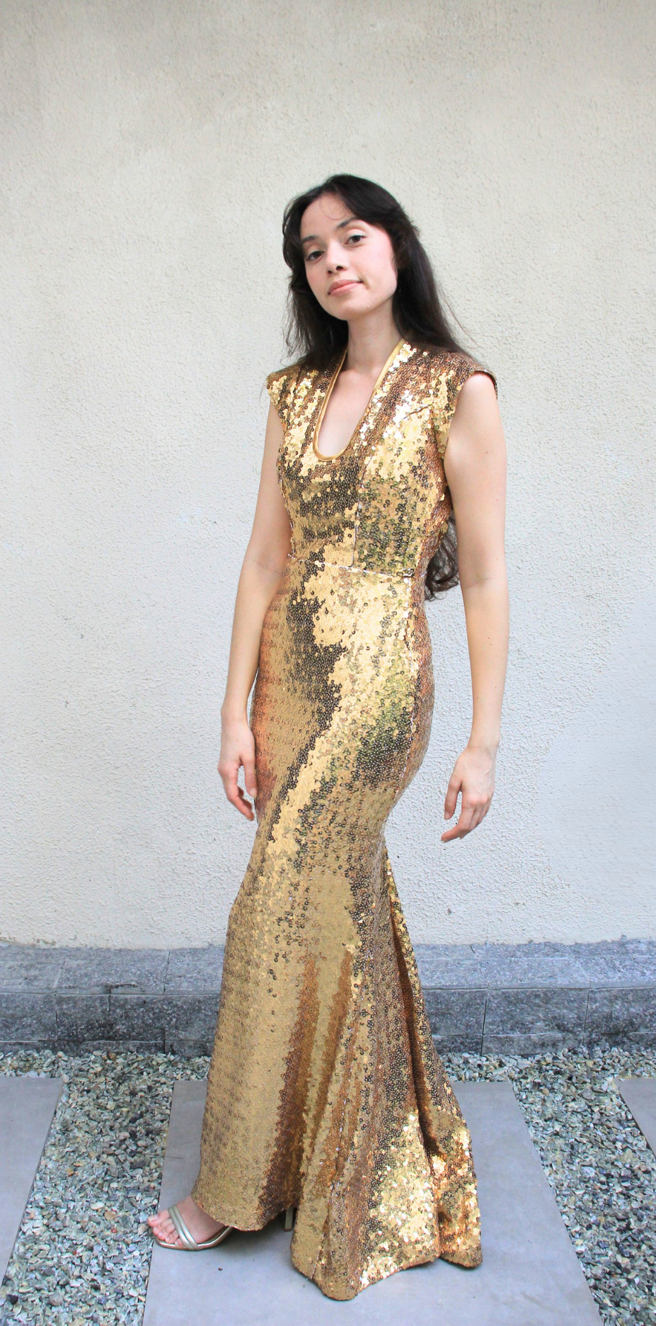 Vestido Longo Dourado de Paetês e Decote nas Costas