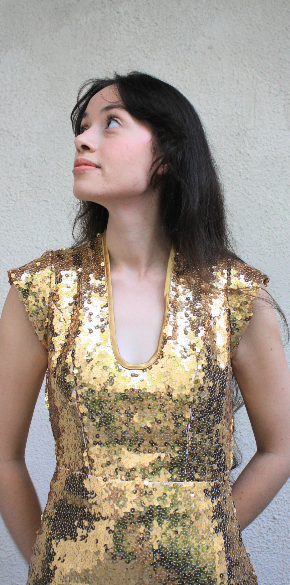 Vestido Longo Dourado de Paetês e Decote nas Costas