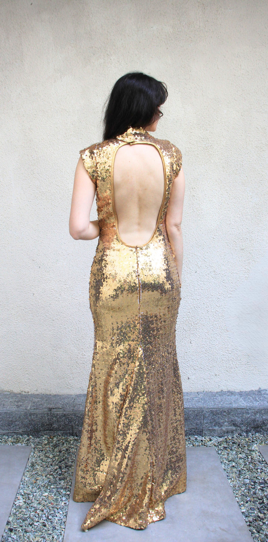 Vestido Longo Dourado de Paetês e Decote nas Costas