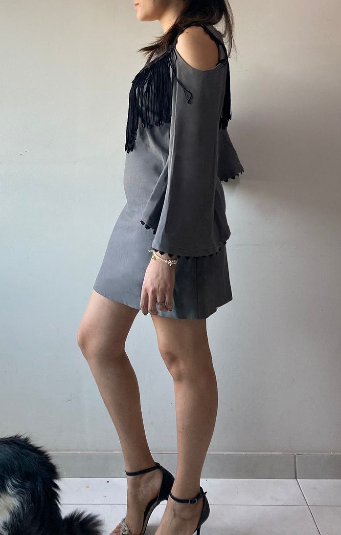 Vestido preto curto com franjas e mangas flare