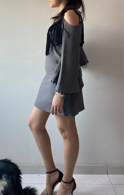 Vestido preto curto com franjas e mangas flare