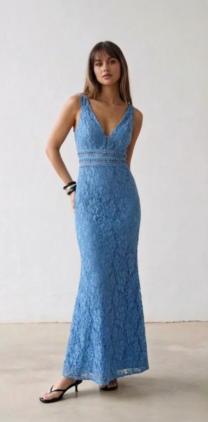 Vestido longo em renda azul com decote em V
