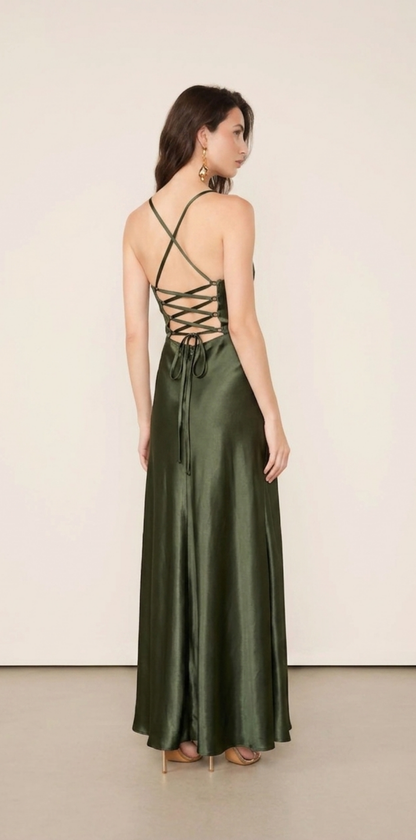 Vestido cetim sereia com fenda verde oliva