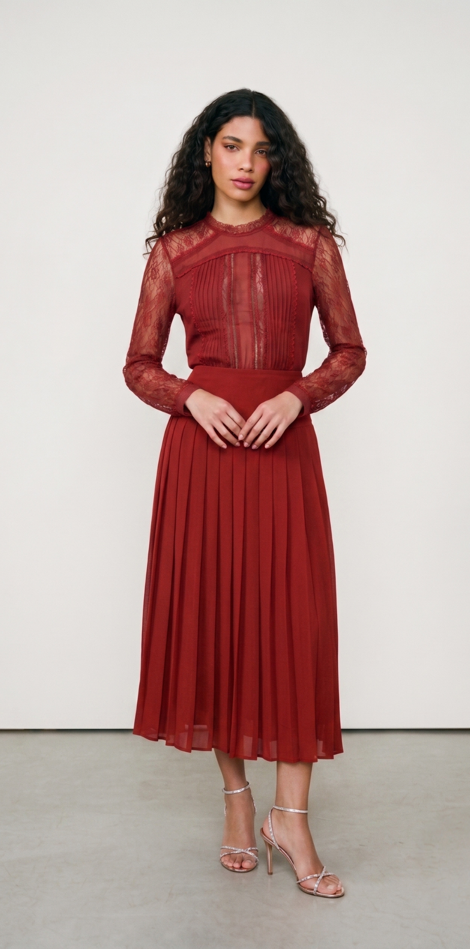 Conjunto Vermelho Escuro Camisa de Renda com Manga Longa e Saia Midi Plissada