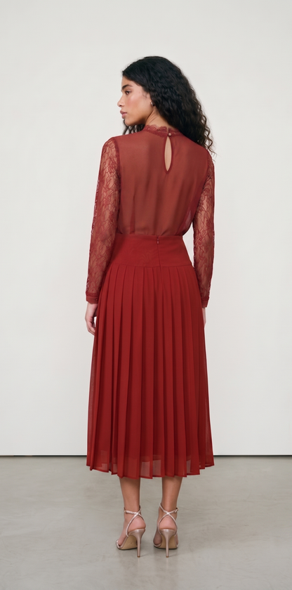 Conjunto Vermelho Escuro Camisa de Renda com Manga Longa e Saia Midi Plissada