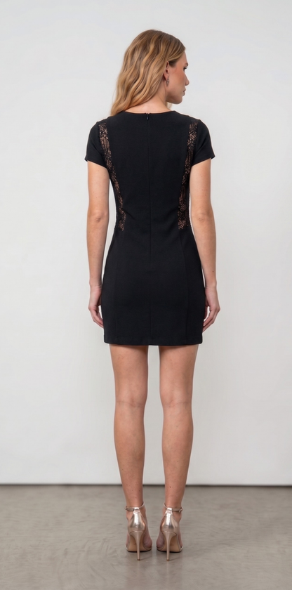 Vestido Curto Preto com Mangas e Renda Lateral