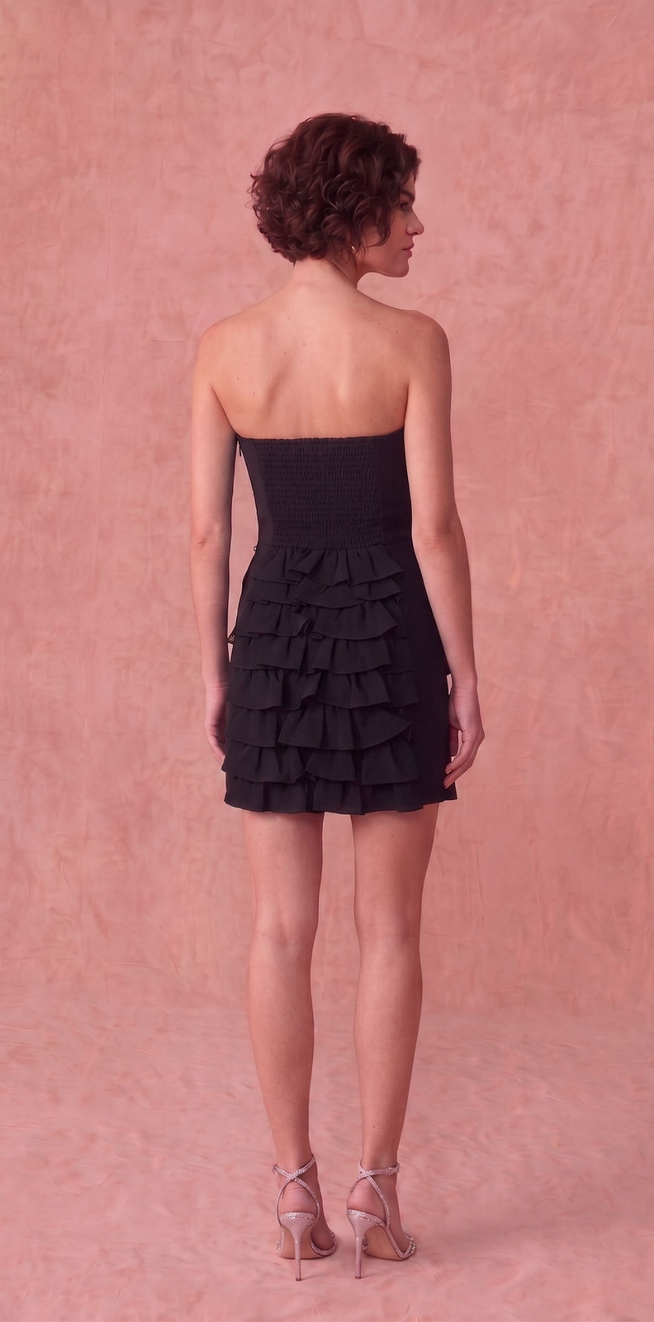 Vestido Curto Preto Tomara que Caia com Babados nas Costas