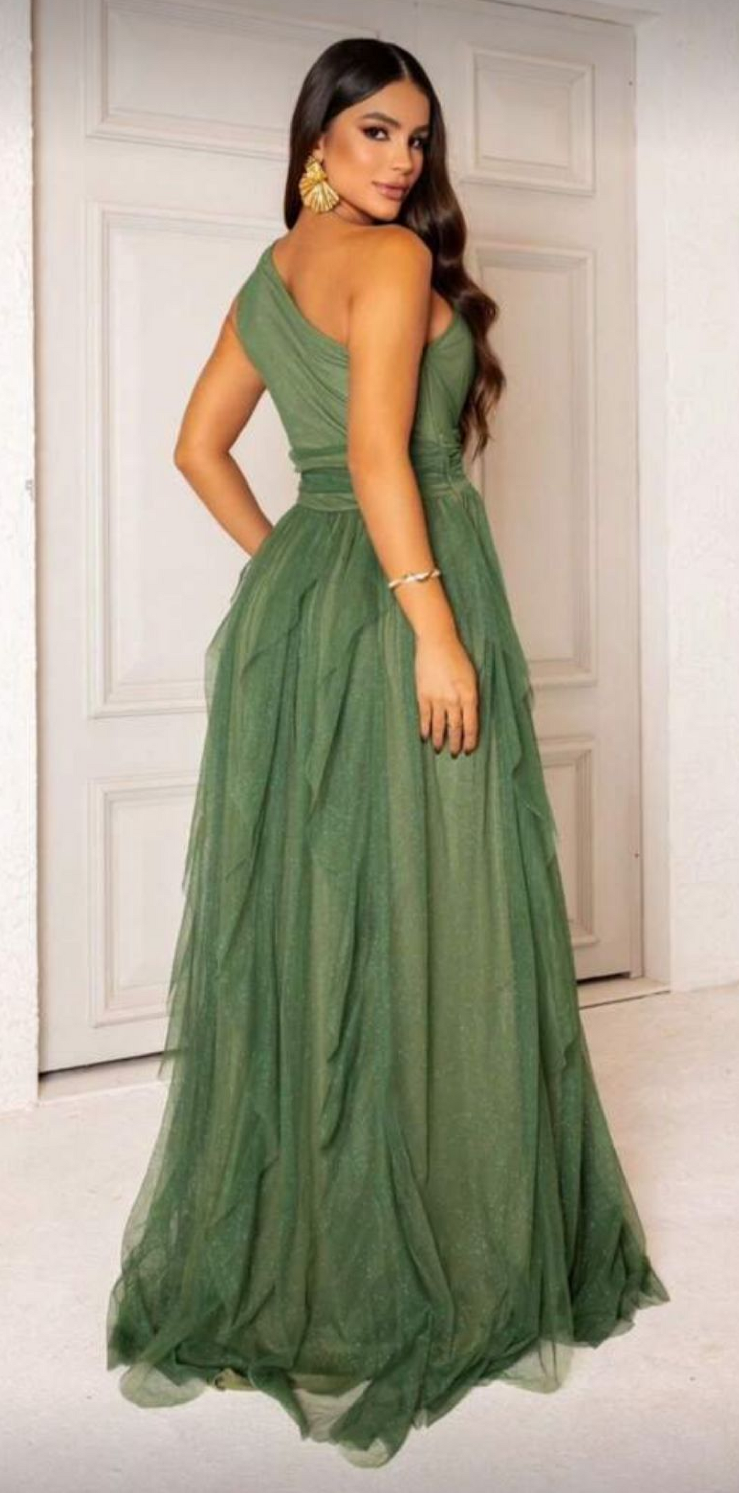 Vestido verde oliva longo assimétrico com tule e brilho sutil