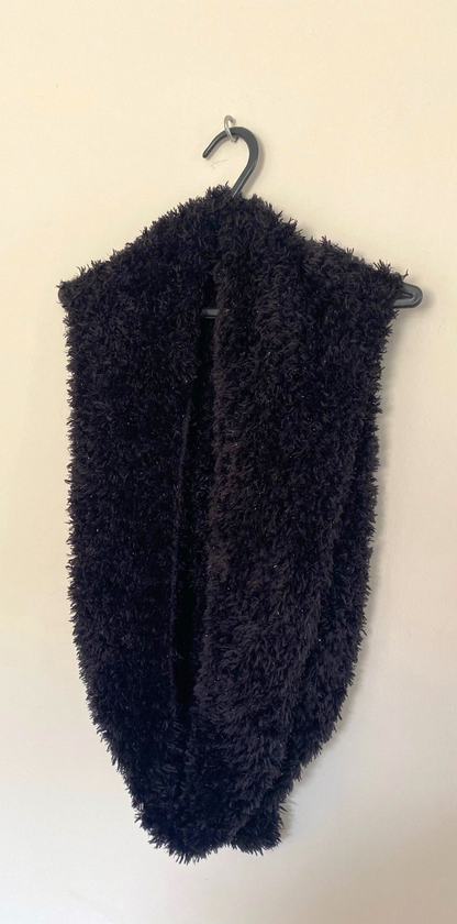 Sobreposição de pelinho preto com brilhos