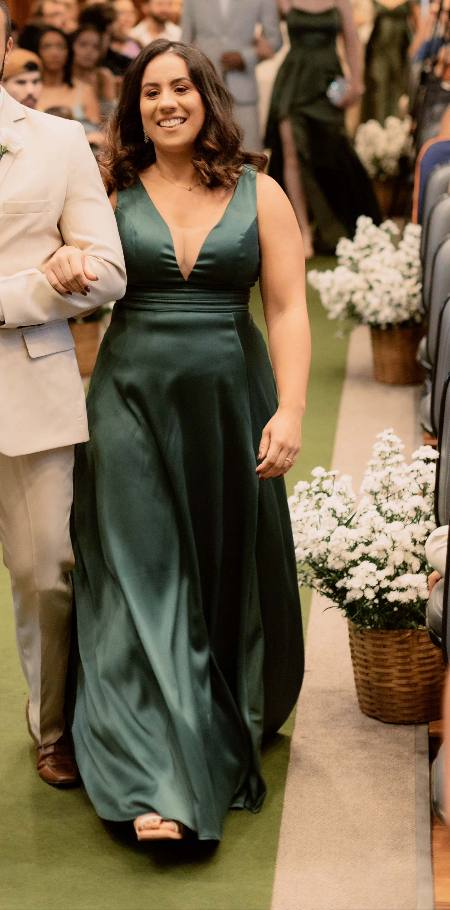 Vestido longo de festa verde com decote frontal